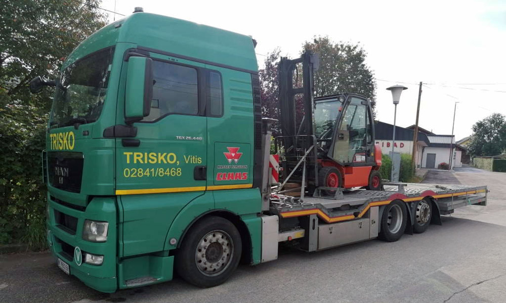 unser Abschlepptransporter mit einem Gabelstapler auf der Ladefläche
