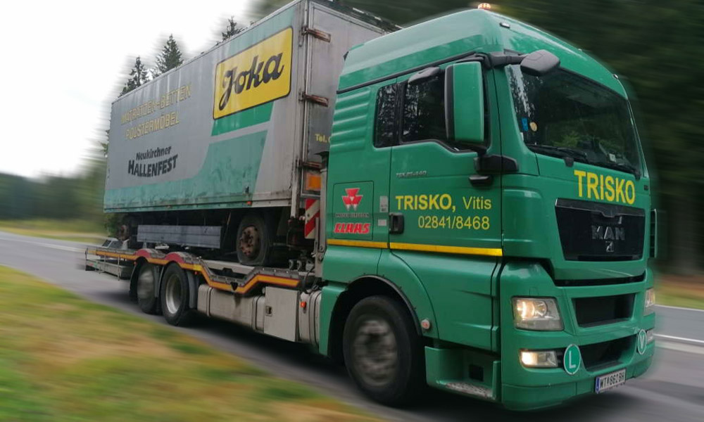unser Abschlepptransporter mit einem LKW-Anhänger auf der Ladefläche