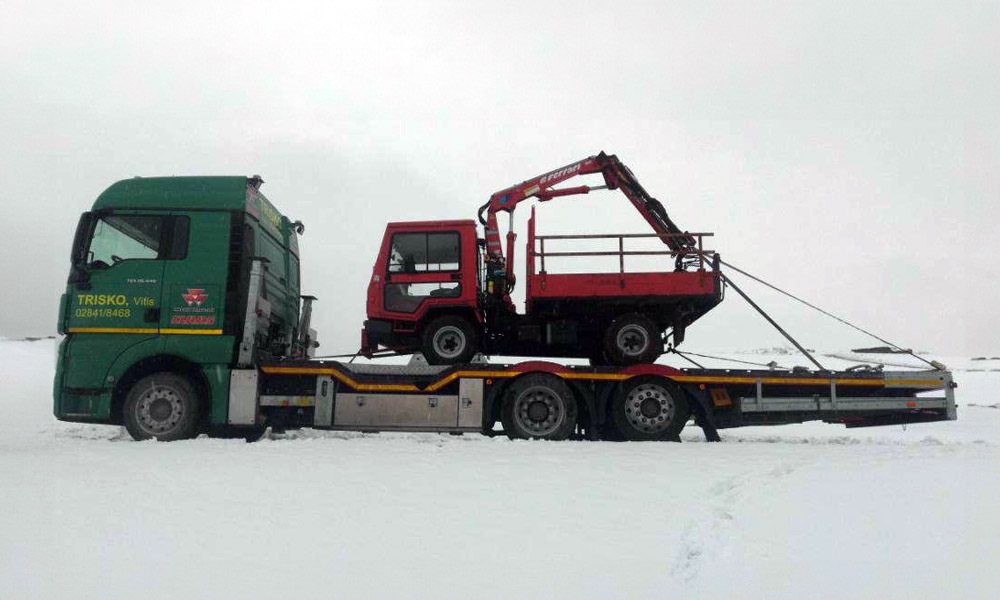 unser Abschlepptransporter mit einem Klein-LKW auf der Ladefläche