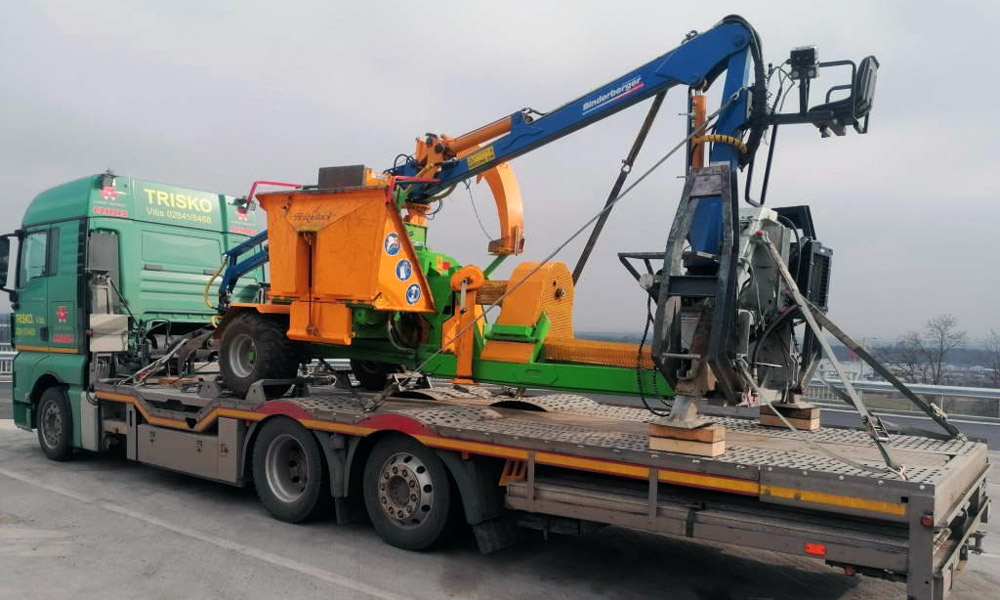 unser Abschlepptransporter mit schwerem Baugerät auf der Ladefläche