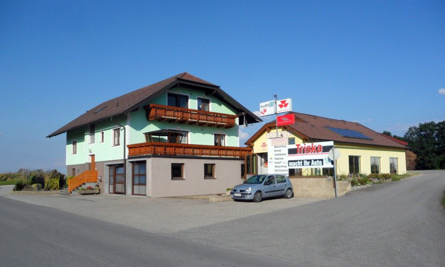 Aussenaufnahme unseres Werkstattgebäudes an einem sonnigen Tag