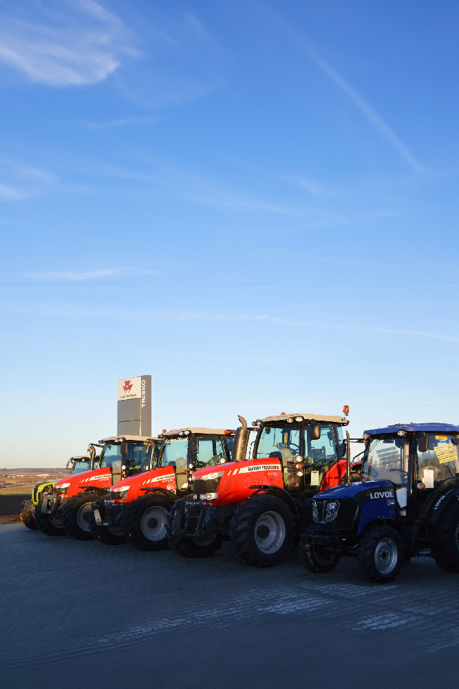 Neue Traktoren zum Verkauf stehen auf unseren Hof bereit